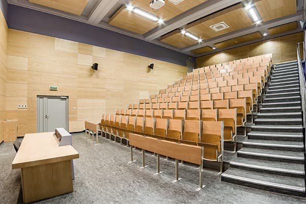 ¿Cómo afecta el tamaño y la forma del auditorio en la acústica?